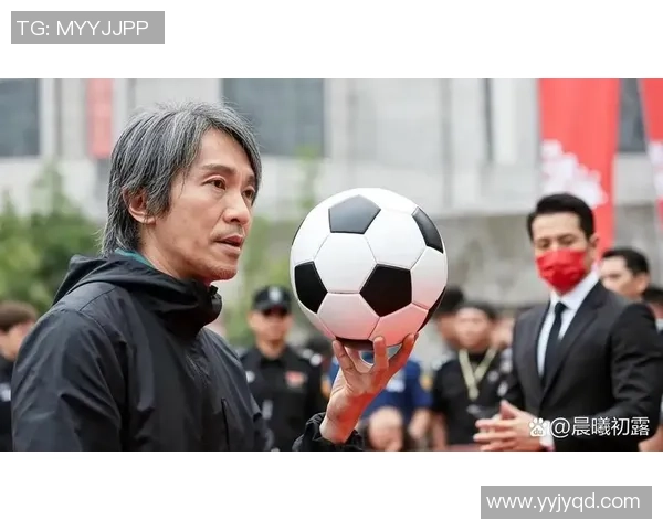 足球巨星闪耀登场瞬间全场沸腾展现无与伦比的帅气风采